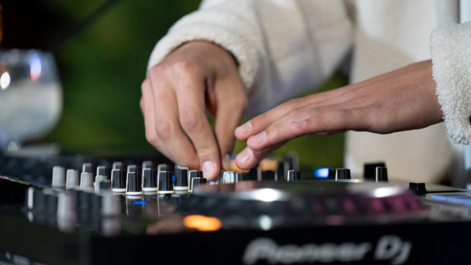 עמאן The Abdali Boulevard Hotel מראה חיצוני תמונה A DJ using a CDJ-2000