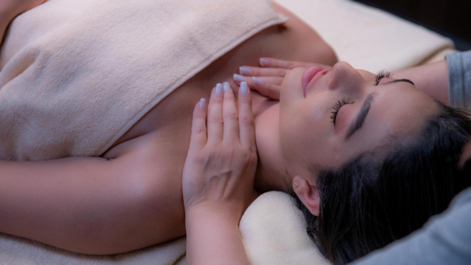 עמאן The Abdali Boulevard Hotel מראה חיצוני תמונה A woman receiving a facial massage