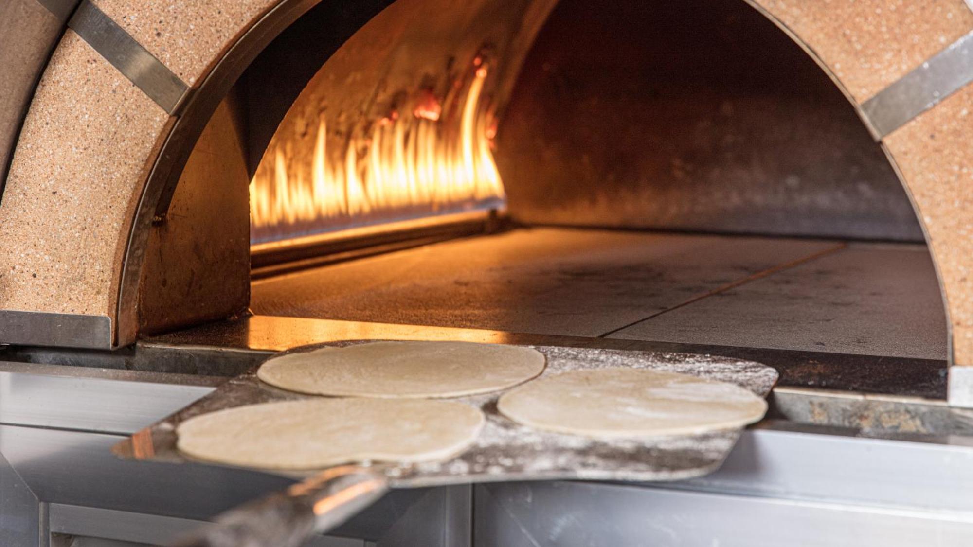 עמאן The Abdali Boulevard Hotel מראה חיצוני תמונה Pizza dough in a wood-fired oven