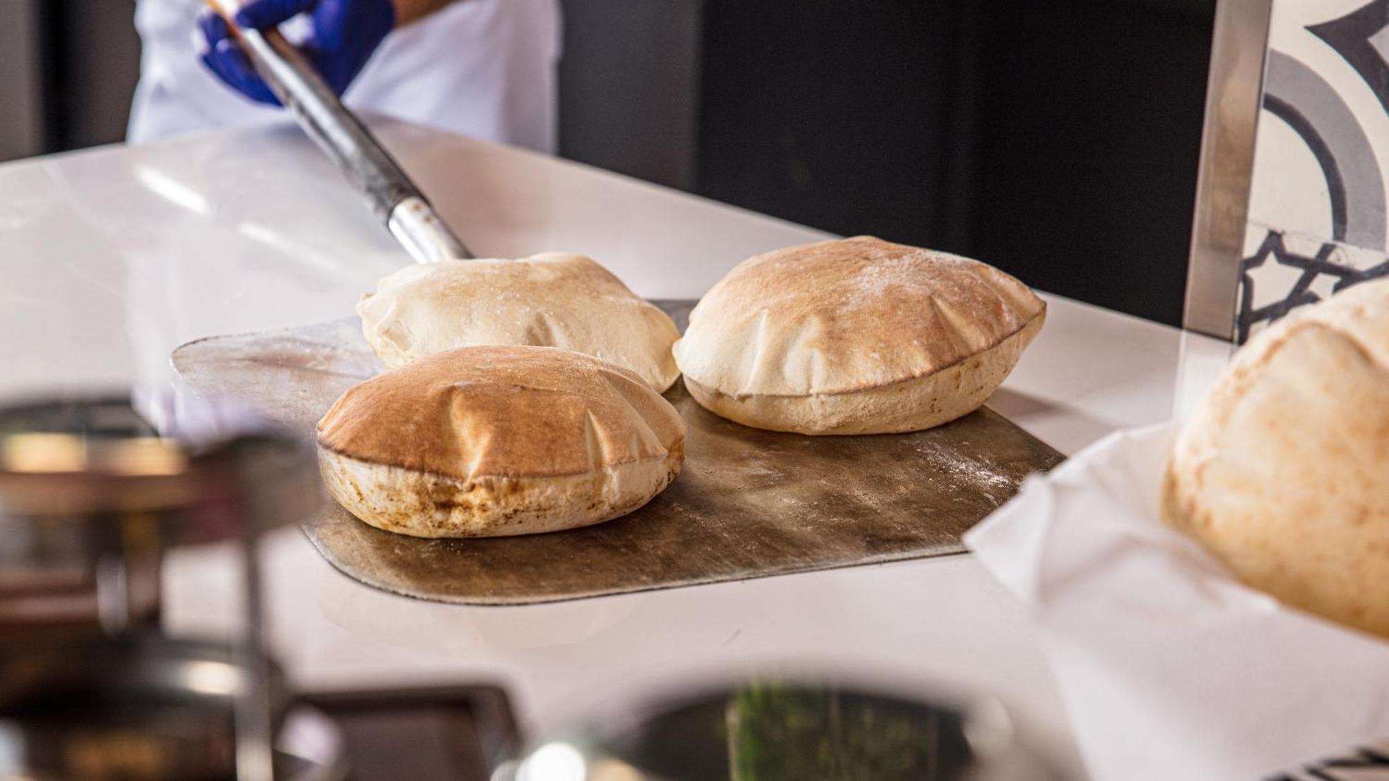 עמאן The Abdali Boulevard Hotel מראה חיצוני תמונה Pita bread