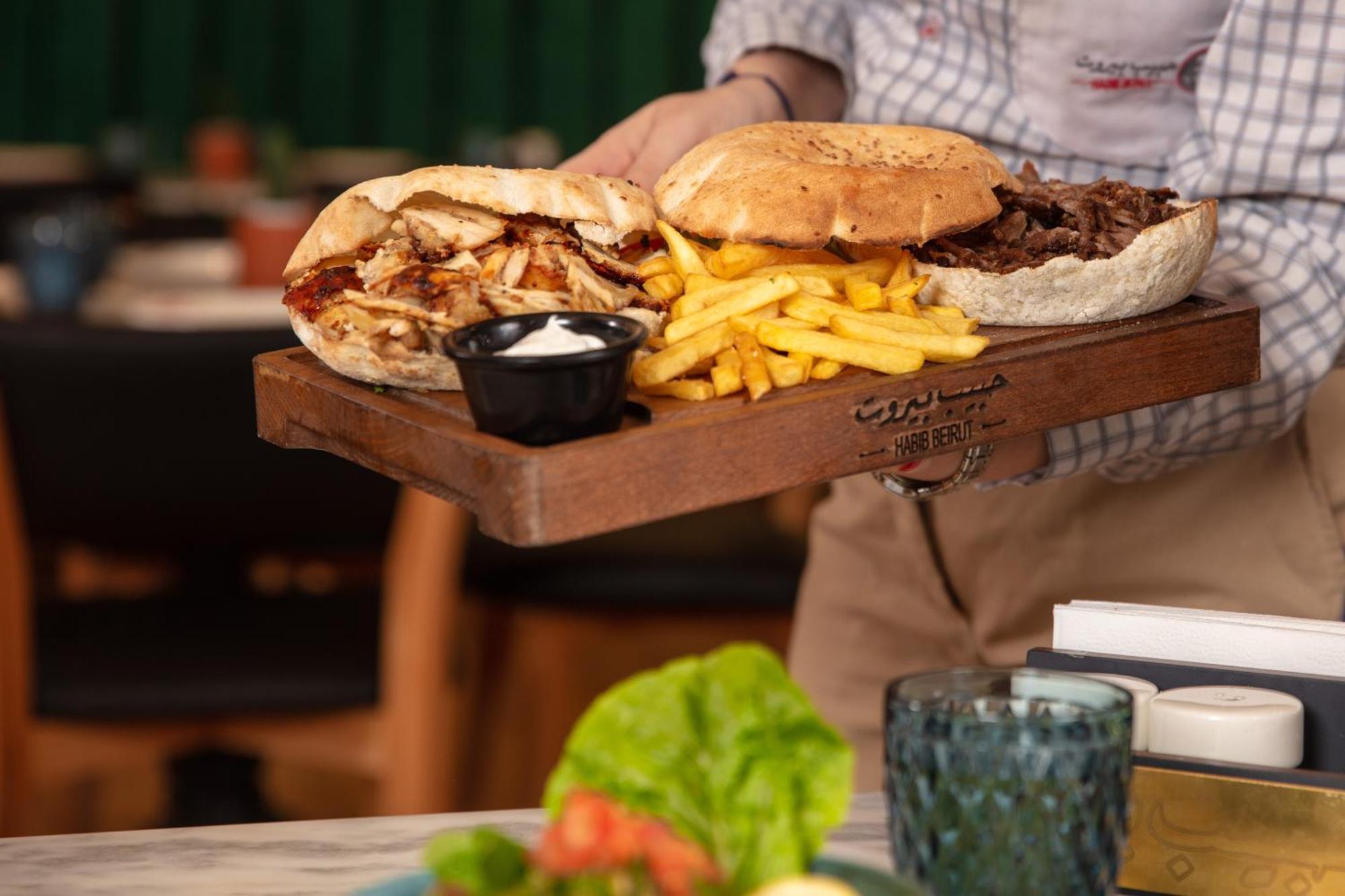 עמאן The Abdali Boulevard Hotel מראה חיצוני תמונה A shawarma