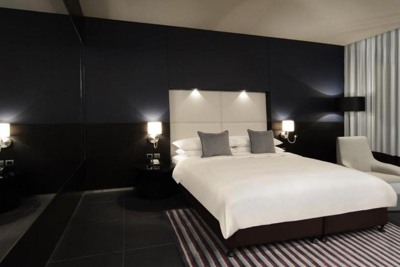 עמאן The Abdali Boulevard Hotel מראה חיצוני תמונה A bedroom at the Mandarin Oriental, Munich