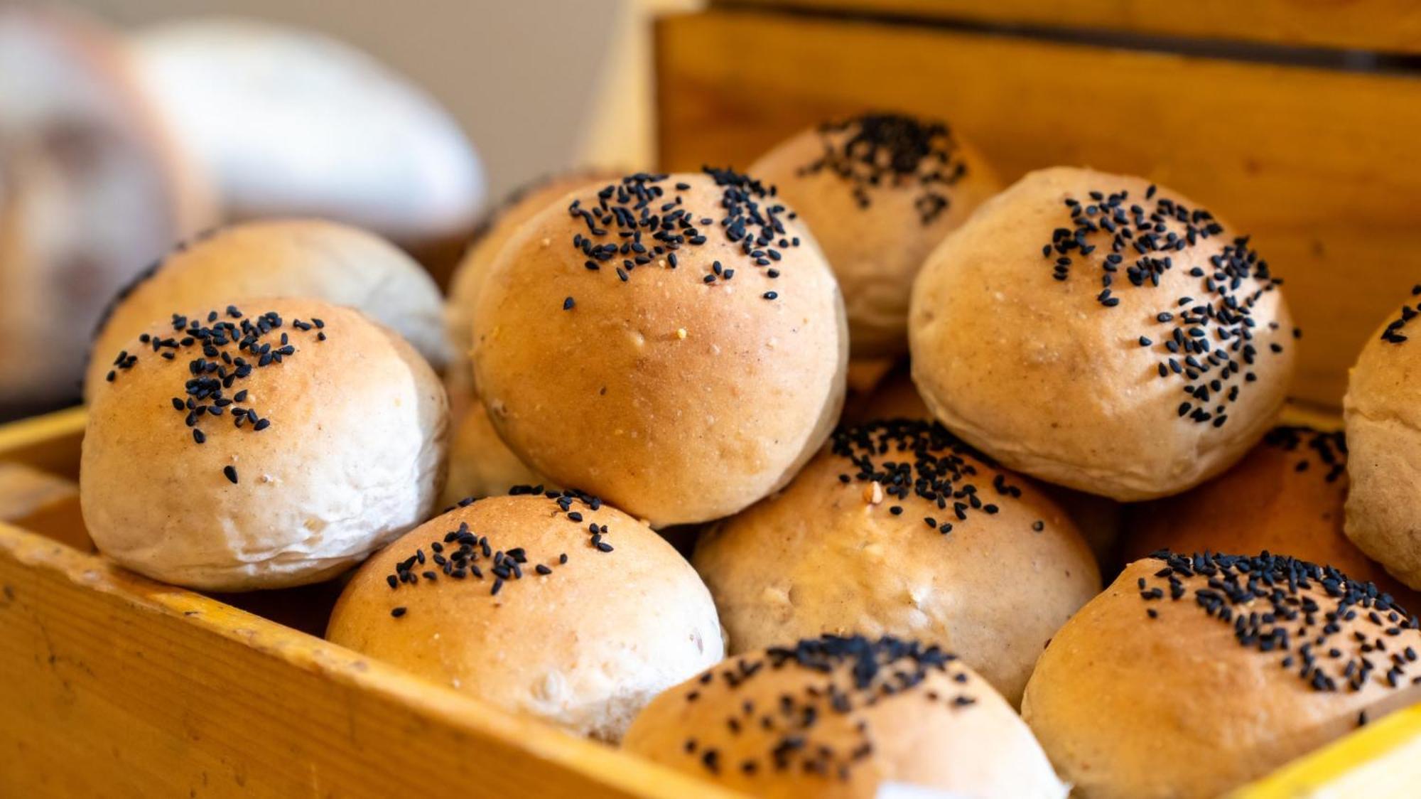 עמאן The Abdali Boulevard Hotel מראה חיצוני תמונה Buns with sesame seeds
