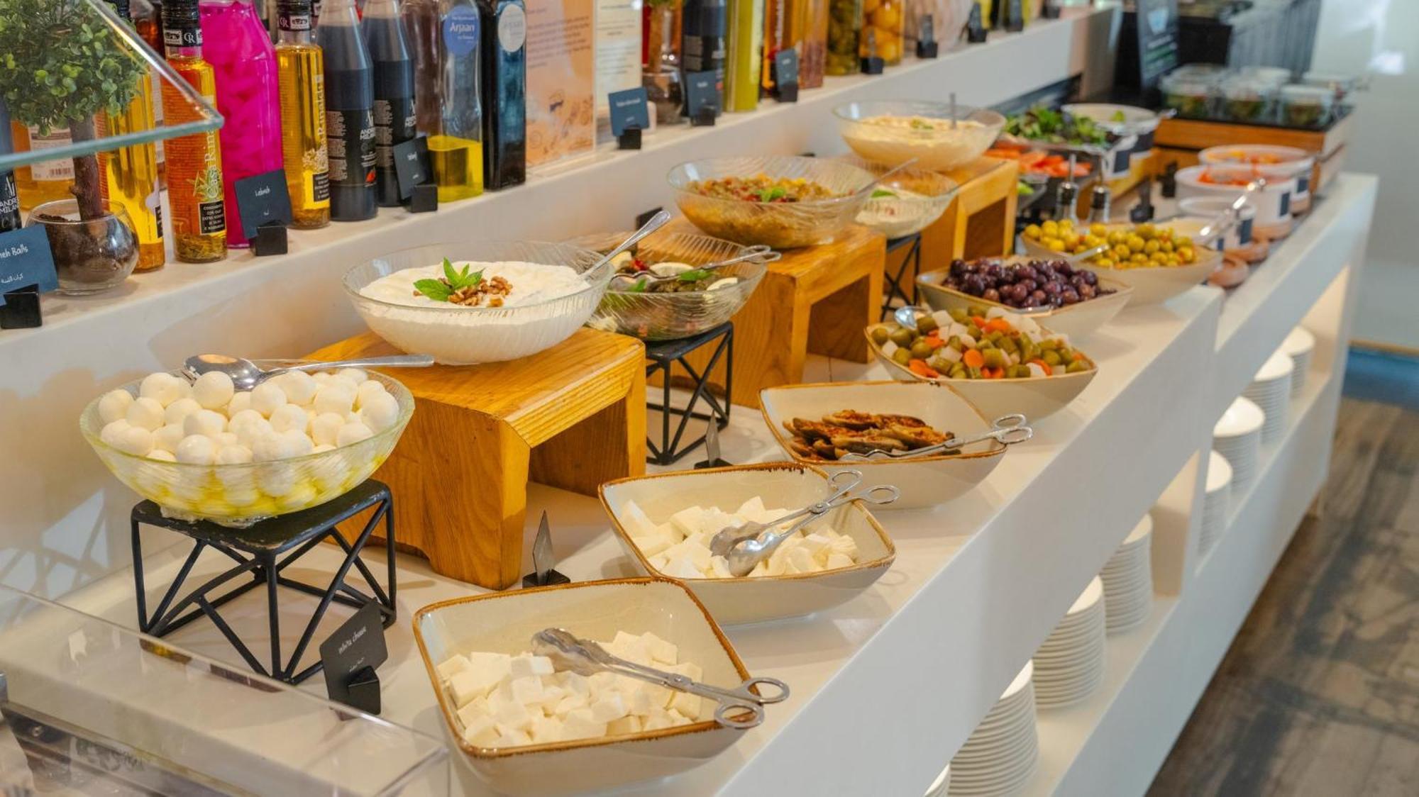 עמאן The Abdali Boulevard Hotel מראה חיצוני תמונה A selection of Greek meze