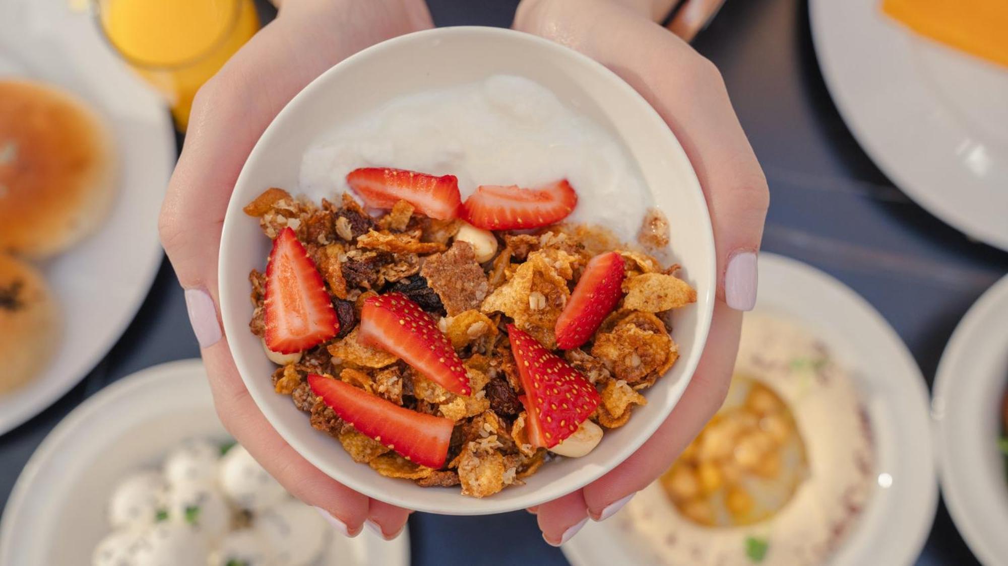 עמאן The Abdali Boulevard Hotel מראה חיצוני תמונה A bowl of granola with strawberries